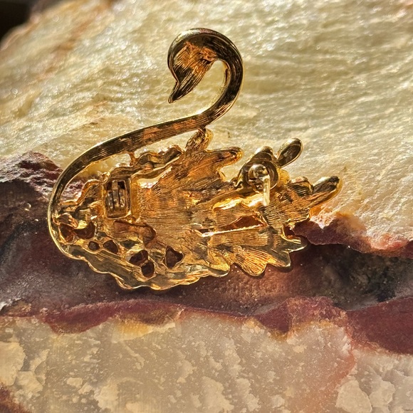A Sparkly Gold Toned Swan with Beautiful Feathers Brooch - Picture 6 of 10
